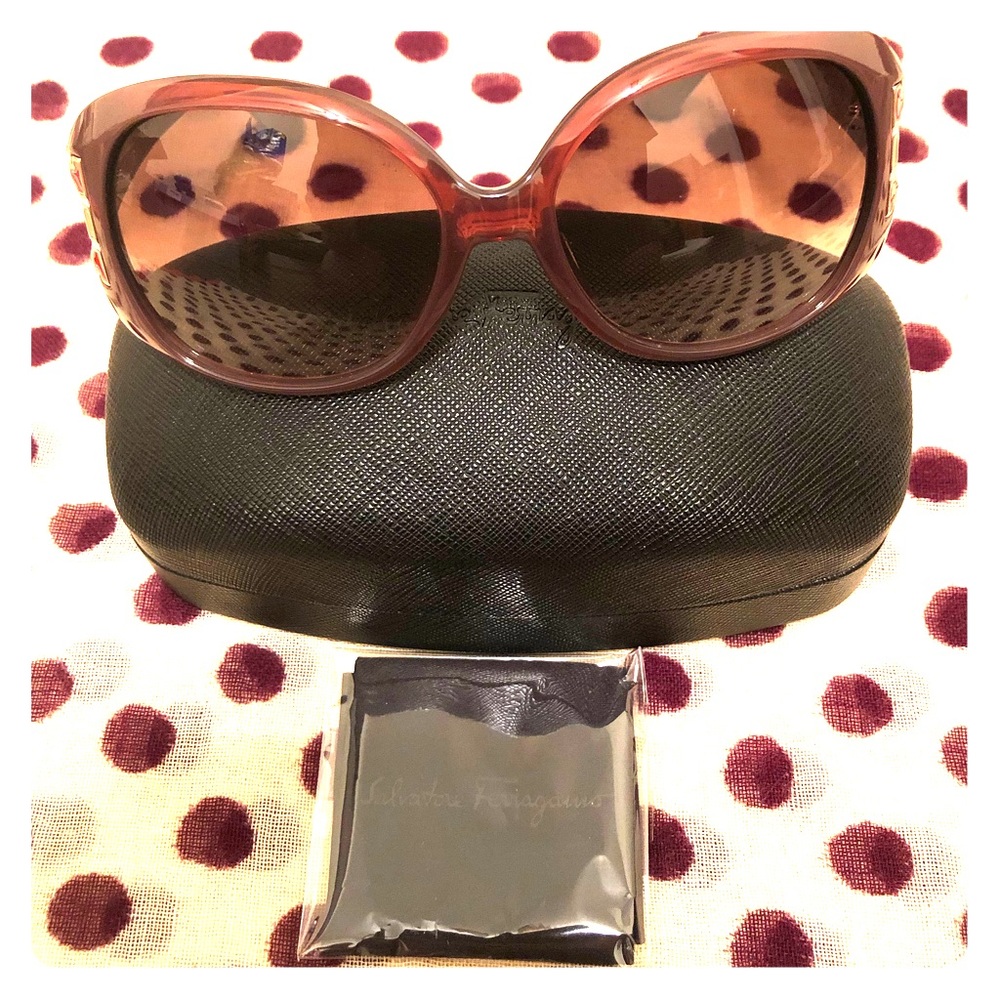 Ferragamo Sunnies 😍